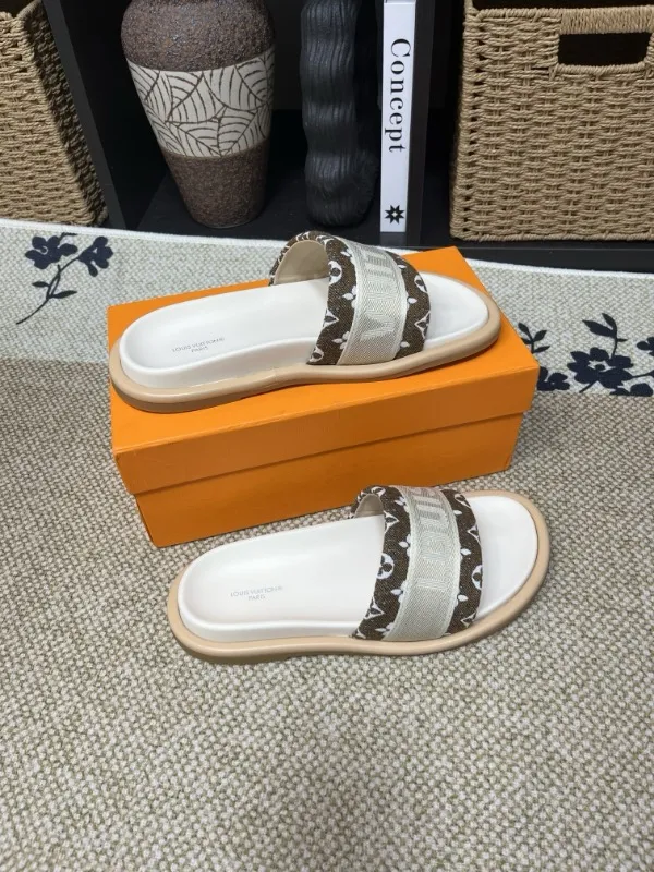 P320💰[New model] Long-term availability, 2025 new model, couple model [LOUlS VUlTTON] comes with drawer box, bag, card, invoice "Louis Vuitton ~ unique modern sandals. 》LV counter purchasing 🏃Men's and women's casual slippers, sold at the same time at the counter, the original old flower material upper is soft and comfortable, (refuses to discolor and rub the feet) sole: original factory special combination original sole, code number: 35--46 4 multiple colors 🉑️ to choose from